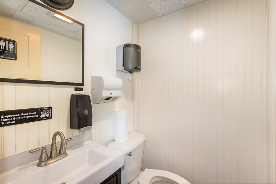 More Photos Of 9743 N Greenville Rd, Lakeview Restaurant For Sale