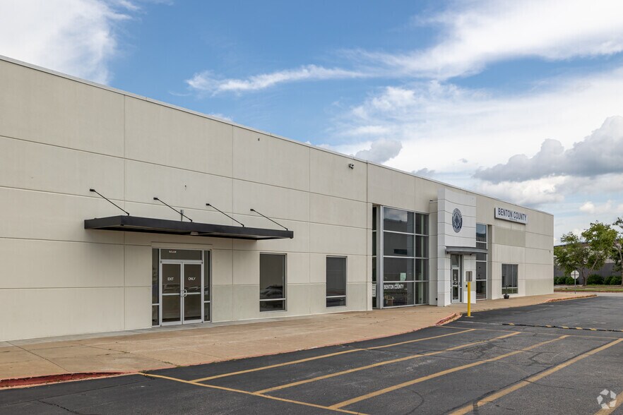 More Photos Of 2111 W Walnut St, Rogers Freestanding For Lease