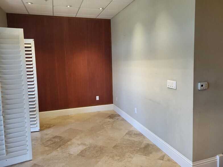 More Photos Of 1575 Pine Ridge Rd, Naples General Retail For Lease