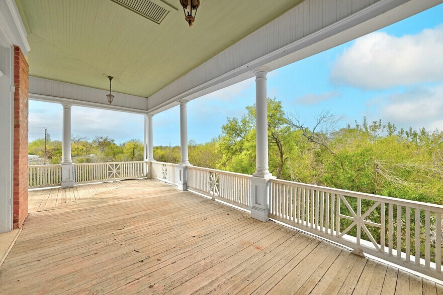 More Photos Of 709 N Lexington St, Manor Specialty For Sale