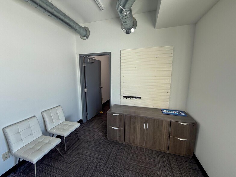 More Photos Of 3714 4th St NW, Austin Warehouse For Lease