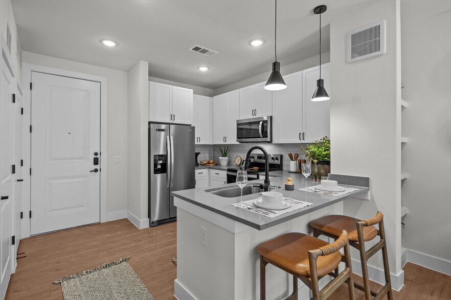 More Photos Of 760 Airport Blvd, Austin Apartments For Lease