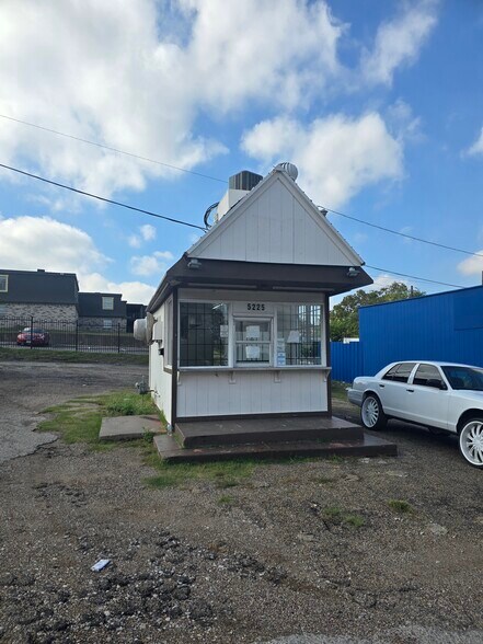 More Photos Of 5225 University Hills Blvd, Dallas General Retail For Lease