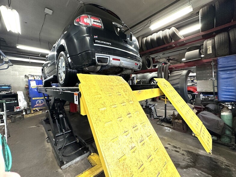 More Photos Of 611 W Manlius St, East Syracuse Auto Repair For Sale