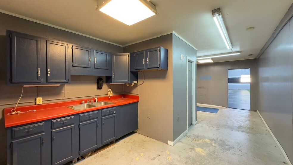 More Photos Of 6933-6937 Oporto Madrid Blvd S, Birmingham Showroom For Lease