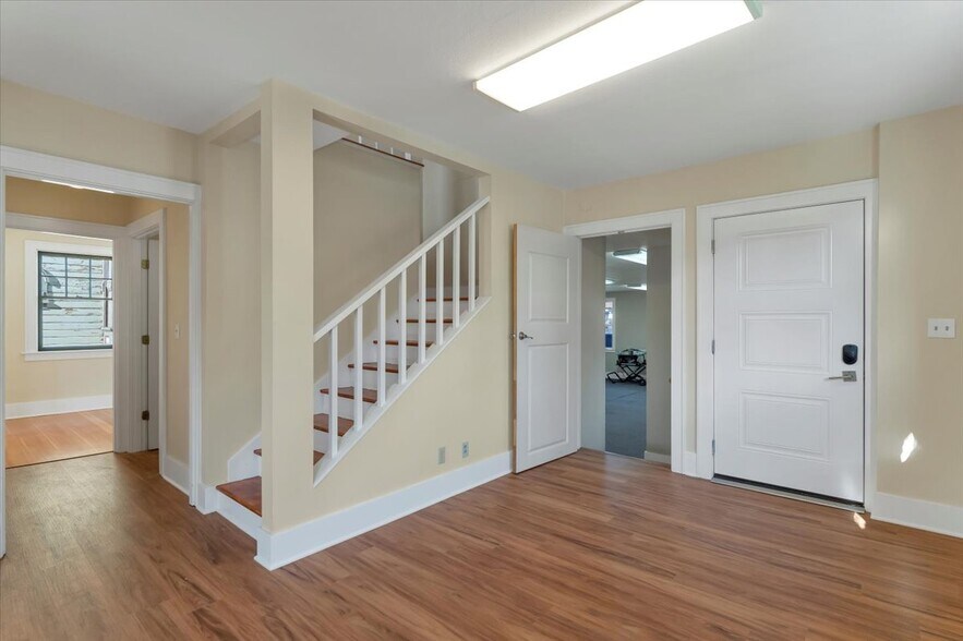 More Photos Of 1607 State St, Salem Office For Lease