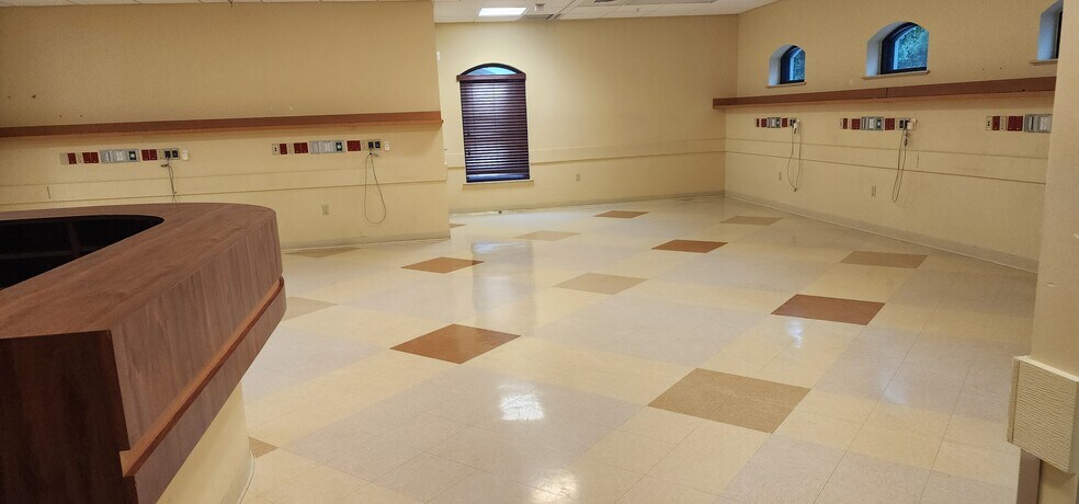 More Photos Of 975 Town Center Dr, Orange City Medical For Sale