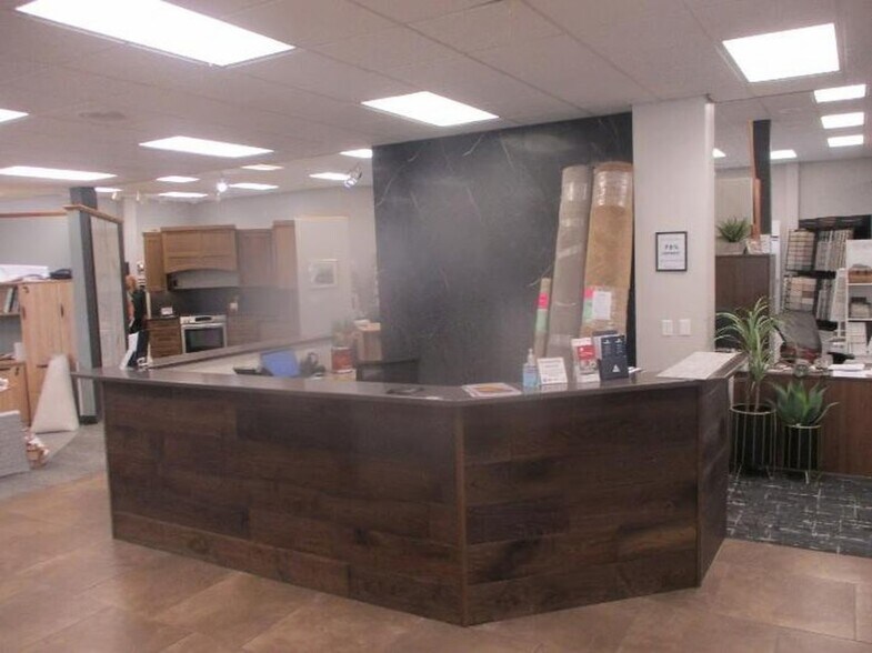 More Photos Of 100 19th St NW, Willmar Showroom For Sale