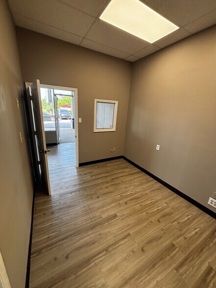More Photos Of 565 E New Circle Rd, Lexington Storefront Retail Office For Sale