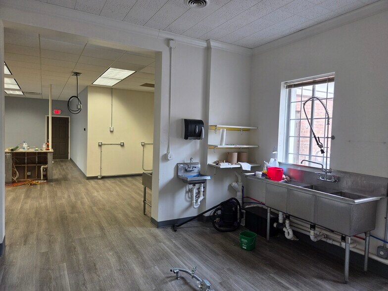More Photos Of 101-103 S Talbot St, Addison Bank For Lease