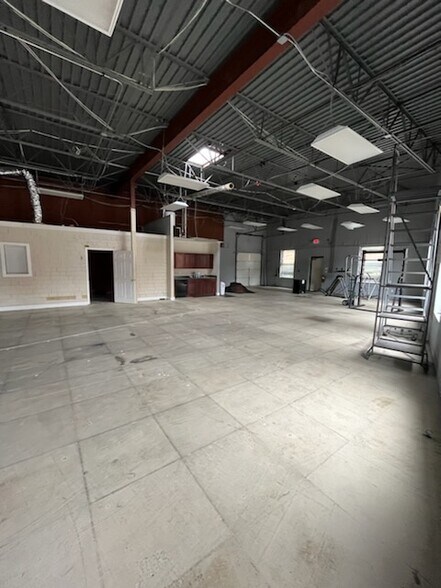 More Photos Of 5333 Bells Ferry Rd, Acworth Light Distribution For Lease