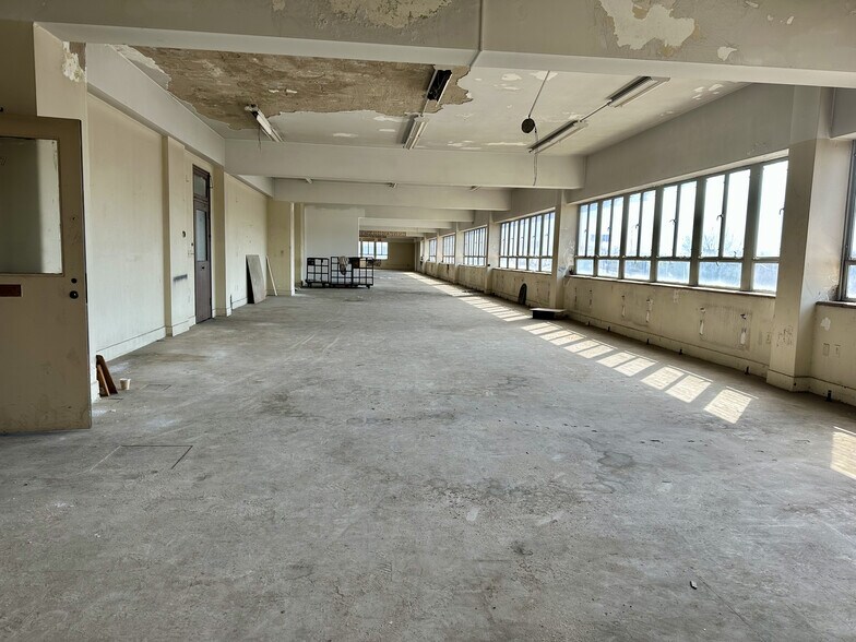 More Photos Of 400 Delancy St, Newark Warehouse For Lease