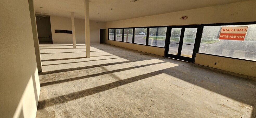 More Photos Of 520 N Broadway St, Joshua Storefront Retail Office For Lease