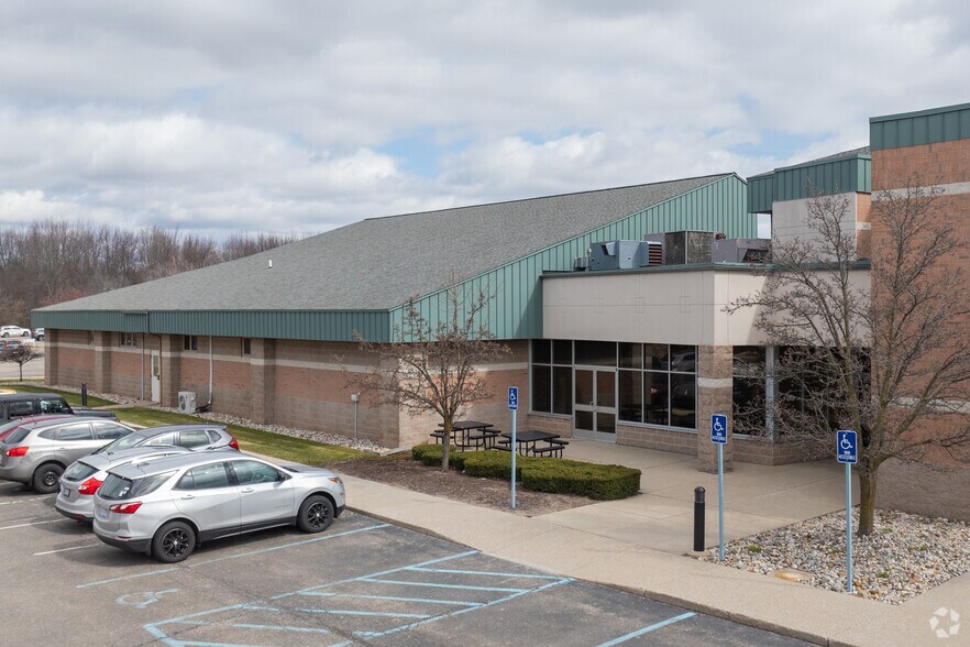 More Photos Of 3235-3299 N Wellness Dr, Holland Medical For Lease