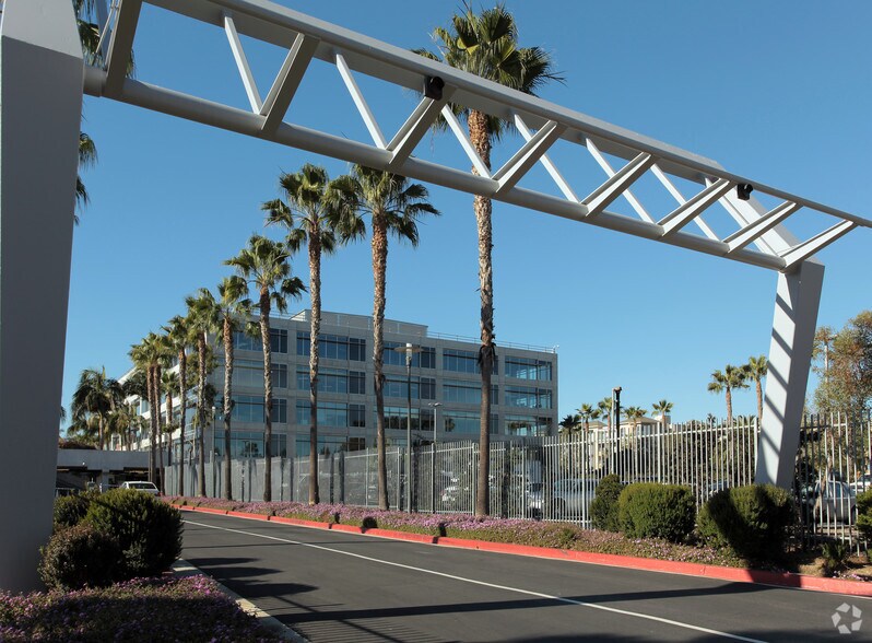 More Photos Of 5510 Lincoln Blvd, Playa Vista Office For Lease