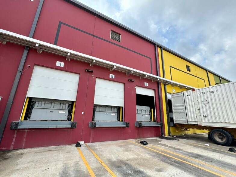 More Photos Of 2101 W Military Hwy, McAllen Warehouse For Lease