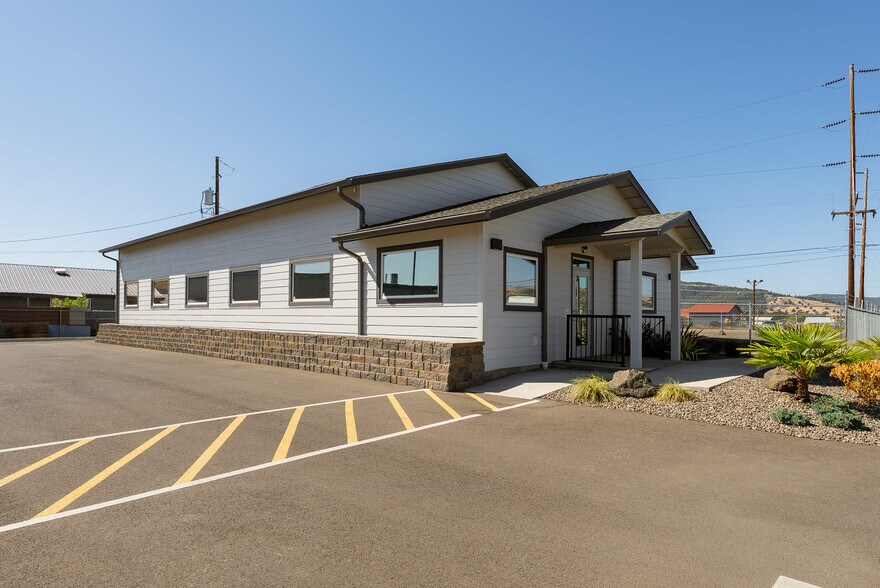 More Photos Of 4276 Old Hwy 99 S, Roseburg Light Manufacturing For Sale