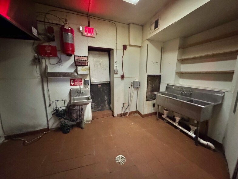More Photos Of 2600-2610 Pettit Ave, Bellmore Storefront Retail Office For Sale