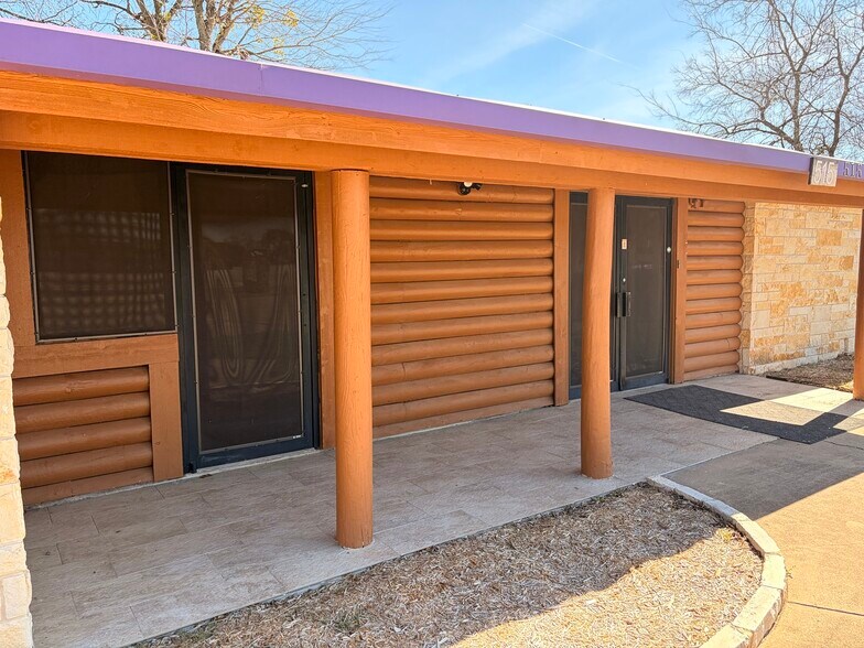 More Photos Of 515 W Bridge St, Granbury Freestanding For Lease