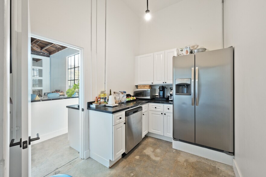 More Photos Of 3740 Motor Ave, Los Angeles Office For Lease