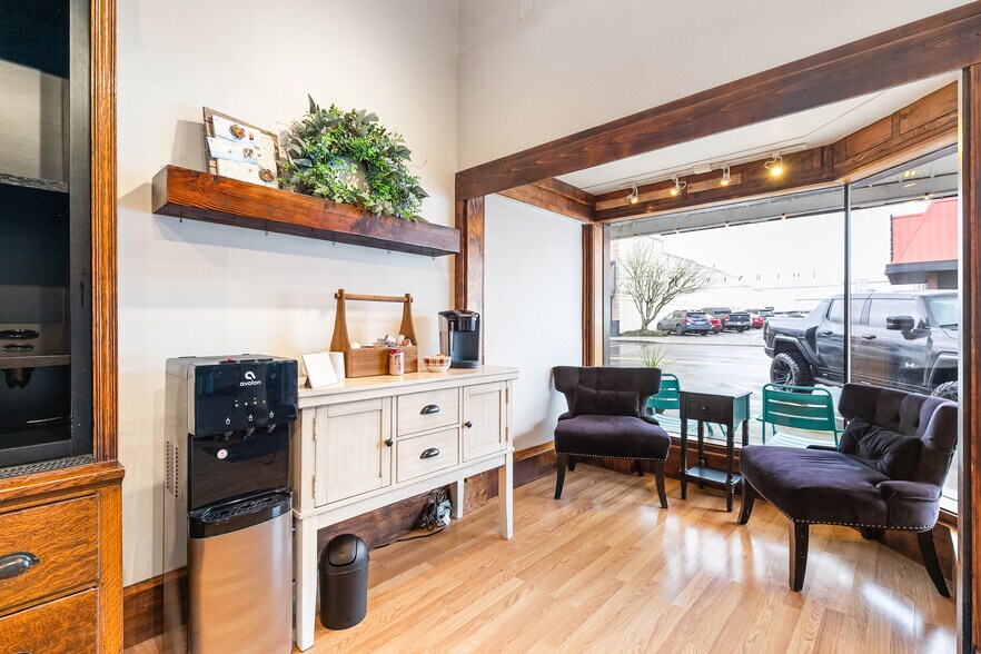 More Photos Of 511 Front St, Lynden General Retail For Sale