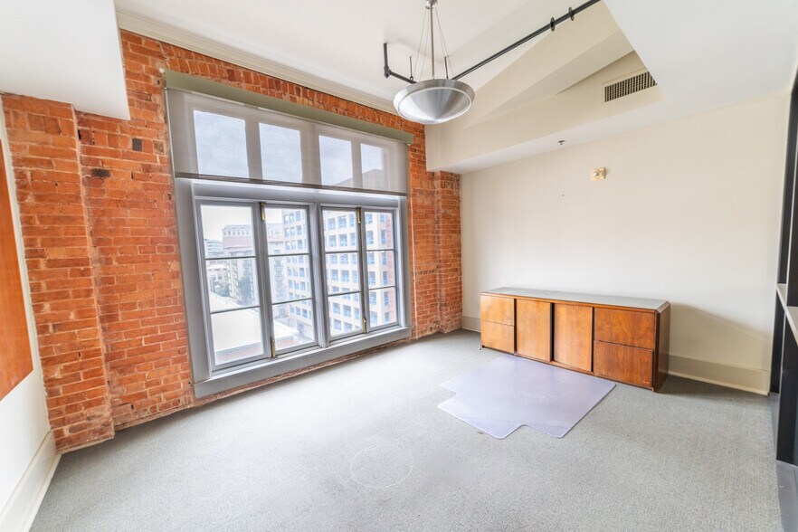 More Photos Of 600 Navarro St, San Antonio Office For Sale
