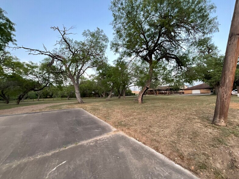 More Photos Of 1310 W Grand Ave, Yoakum Veterinarian Kennel For Sale
