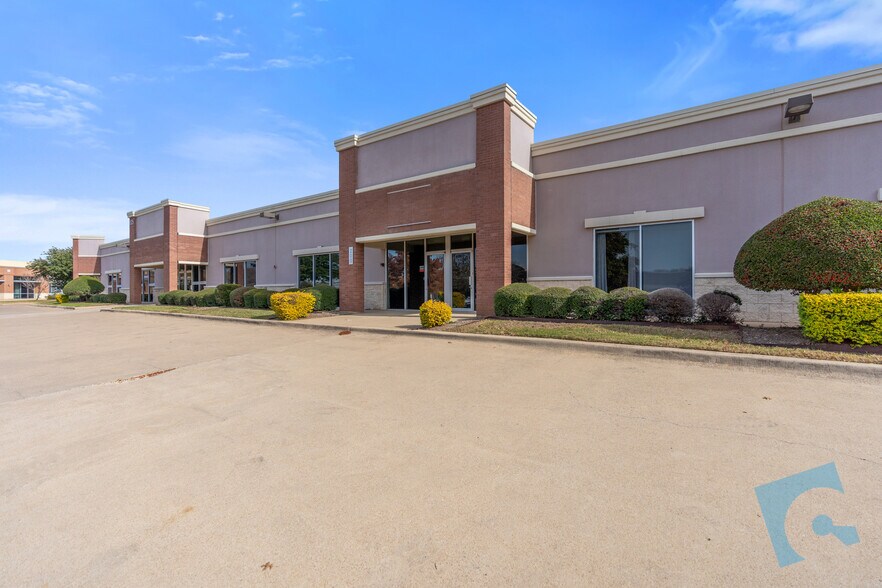 More Photos Of 525 S Nolen Dr, Southlake Light Manufacturing For Lease