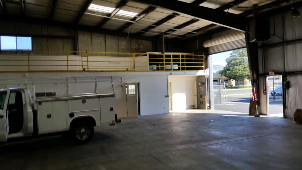 More Photos Of 445 E Menlo Ave, Hemet Warehouse For Lease