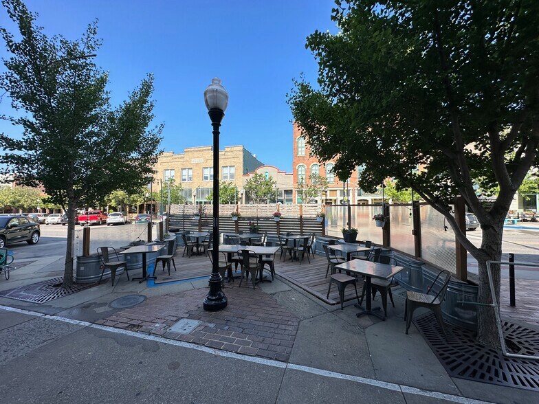 More Photos Of 724 S Massachusetts St, Lawrence Storefront Retail Residential For Lease