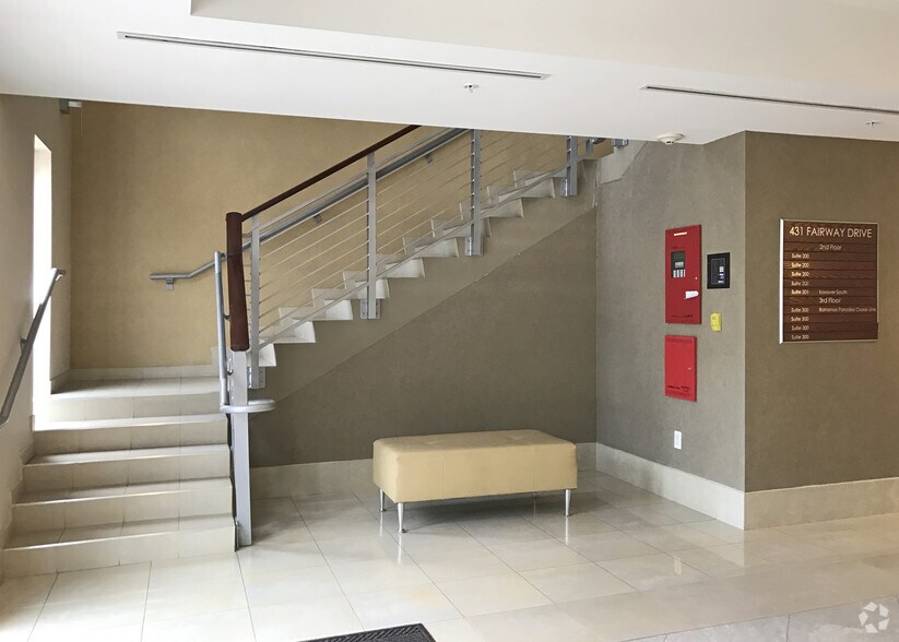 More Photos Of 431 Fairway Dr, Deerfield Beach Office For Lease