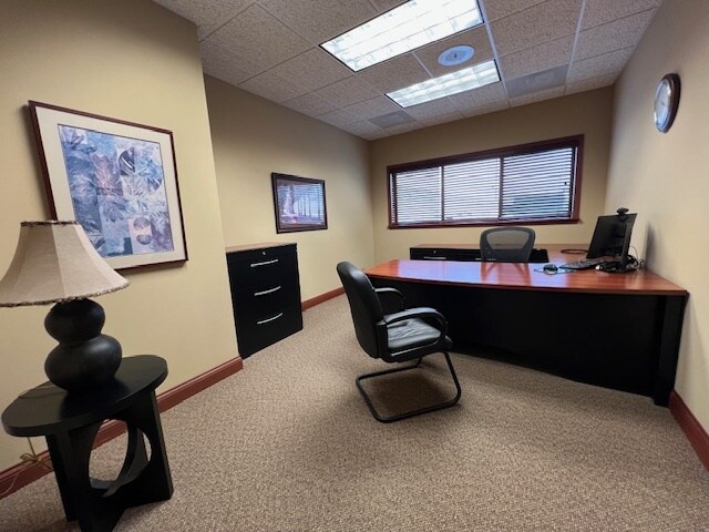 More Photos Of 707 Ridgeview Dr, McHenry Flex For Sale