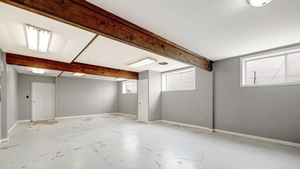 More Photos Of 403 W Admiral Doyle Dr, New Iberia Distribution For Lease