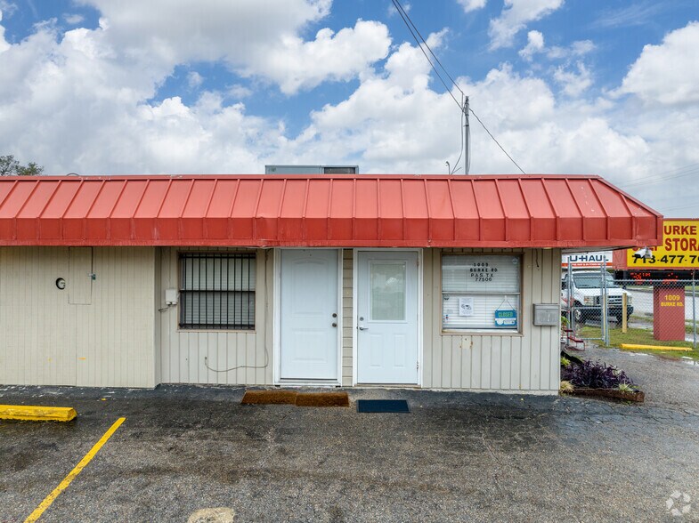 More Photos Of 1009 Burke Rd, Pasadena Self Storage For Sale