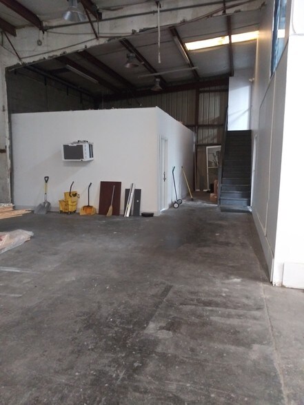 More Photos Of 5017 N Coolidge Dr, Tampa Warehouse For Lease