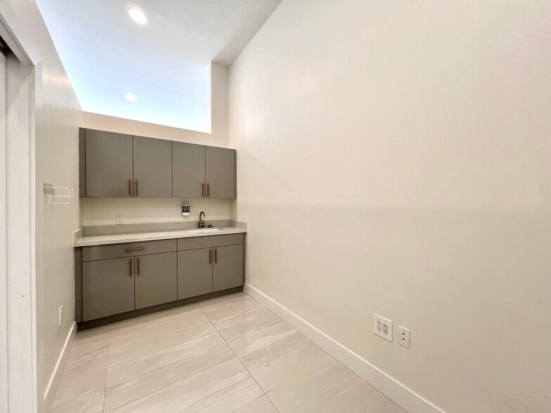 More Photos Of 1400 Ponce De Leon Blvd, Coral Gables Unknown For Lease