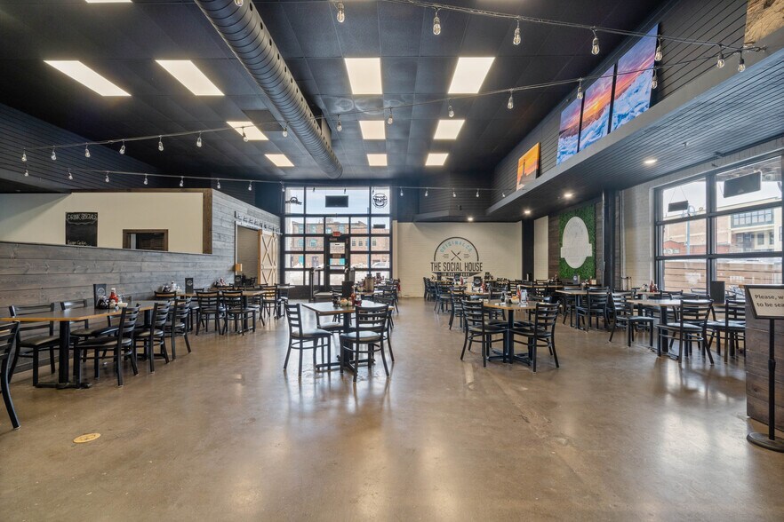 More Photos Of 329-355 S Lake Ave, Duluth General Retail For Lease