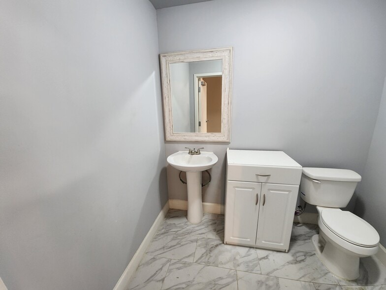 More Photos Of 7901 Kingspointe Pky, Orlando Showroom For Sale