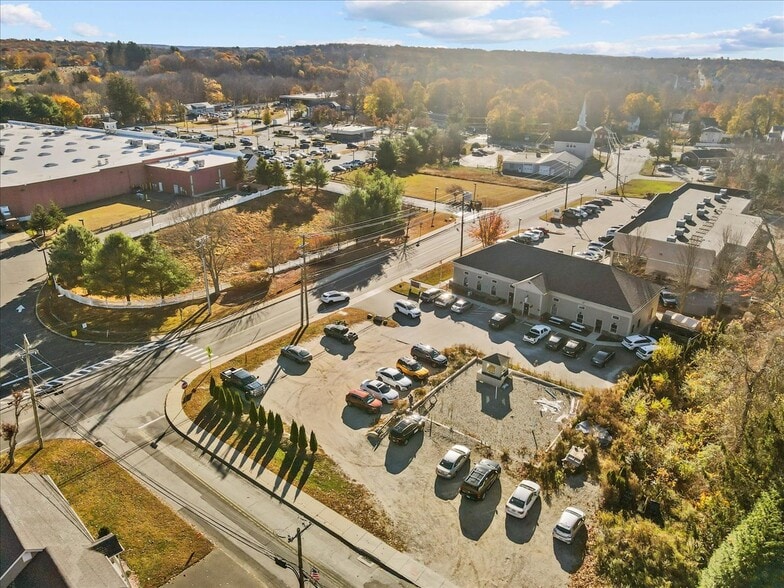 More Photos Of 13 N Main St, East Hampton Showroom For Lease