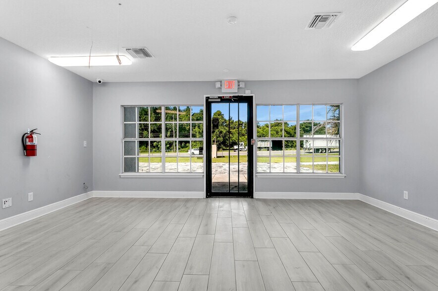 More Photos Of 334 E Myers Blvd, Mascotte Office For Sale