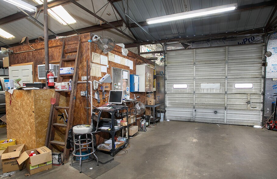 More Photos Of 1011 Redbud, Overton Warehouse For Sale