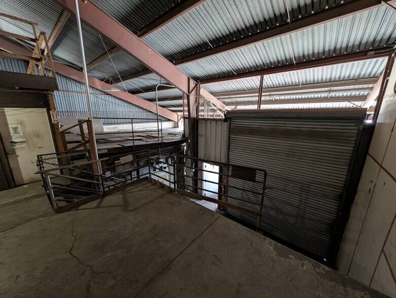 More Photos Of 192-212 Mohonua Pl, Honolulu Warehouse For Lease
