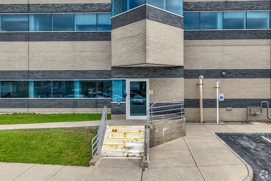 More Photos Of 572 S Salina St, Syracuse Medical For Sale