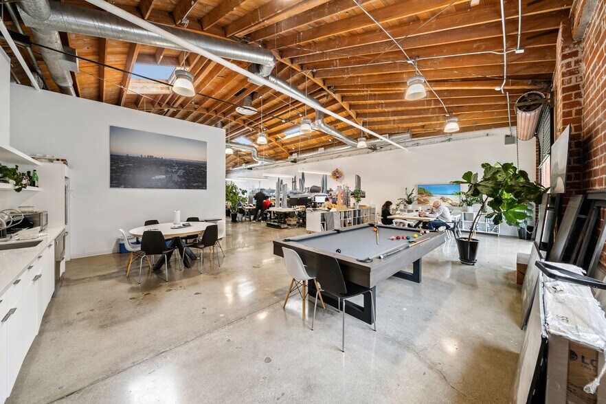 More Photos Of 2014-2058 Broadway, Santa Monica Office For Lease