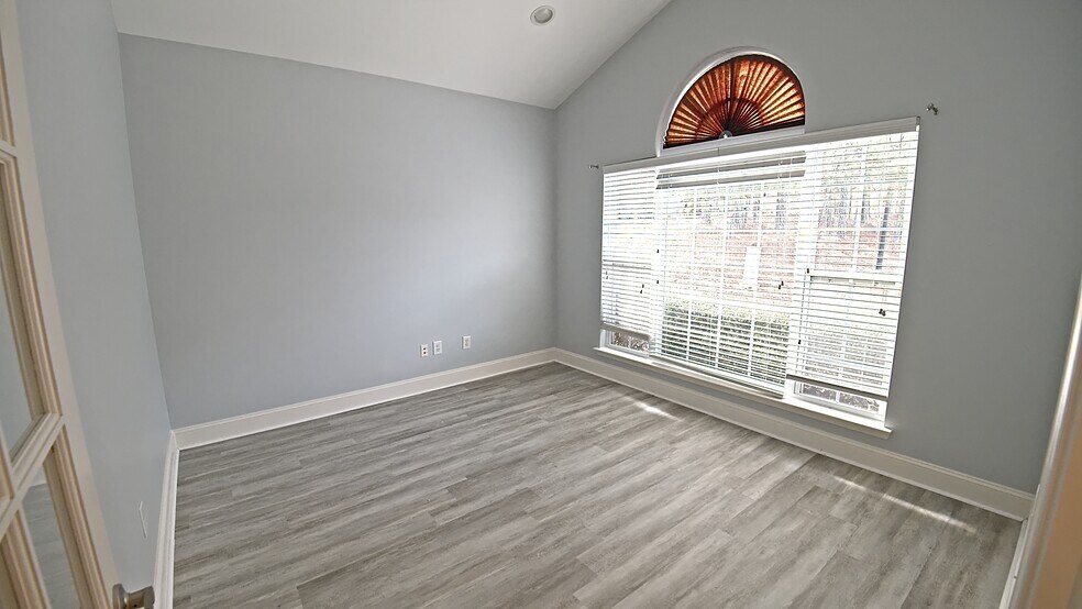 More Photos Of 239-243 River Park North Dr, Woodstock Office For Sale