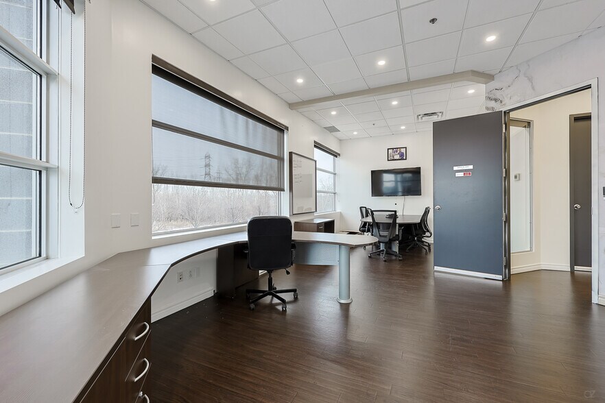 More Photos Of 9233-9245 Rue Thimens, Montréal Light Distribution For Lease