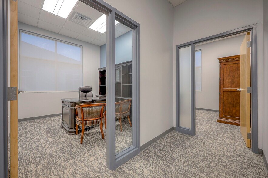 More Photos Of 5821 NW 72nd St, Kansas City Office For Lease
