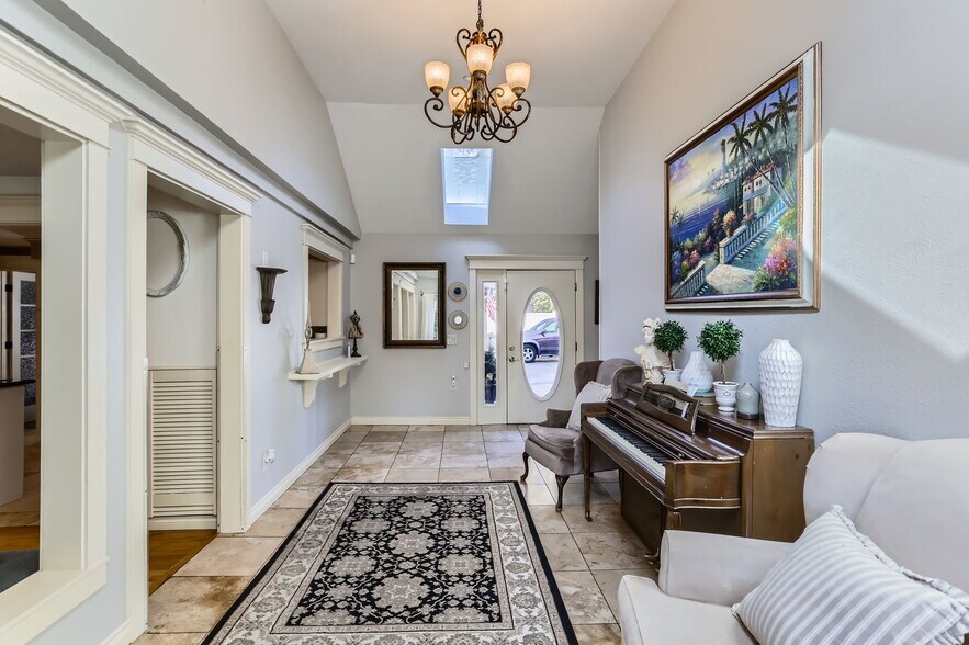 More Photos Of 5350 Lakeview Blvd, Lake Oswego Assisted Living For Sale
