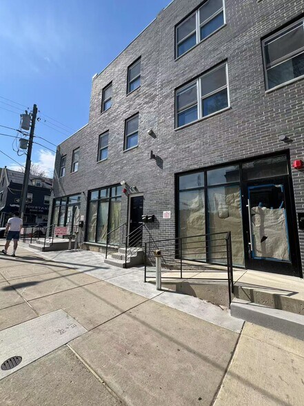 More Photos Of 405 Girard St, Philadelphia Storefront Retail Residential For Lease