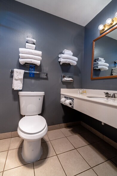 More Photos Of 577 W Monroe St, Burns Hotel For Sale